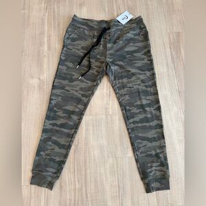 New-Zyia Active Camo unwind jogger pants in XL
